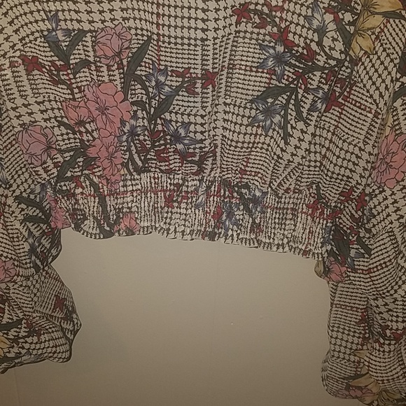 Gingham Floral Ruffle Sleeve Crop Small - Picture 5 of 7